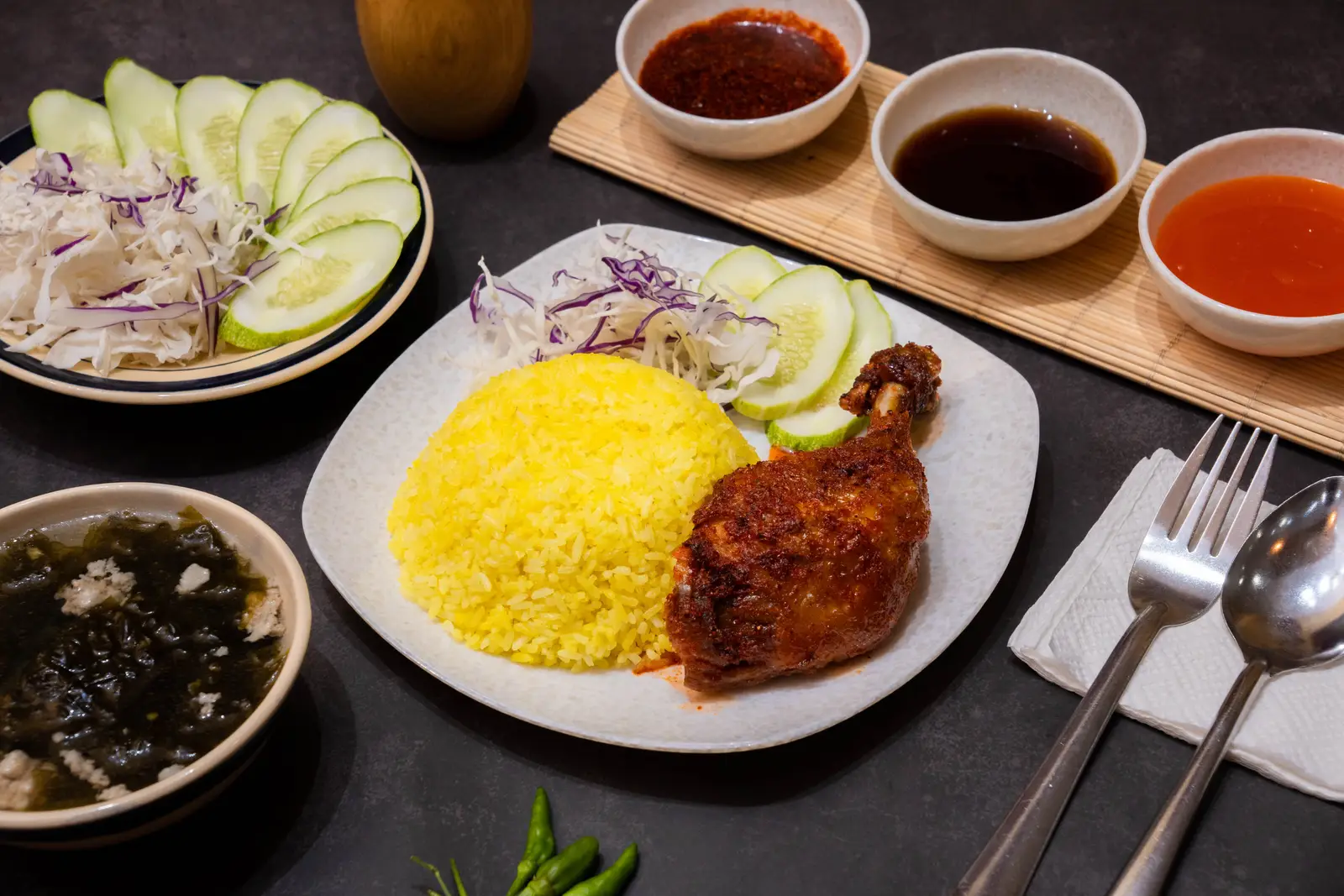 Hình ảnh Cơm Đùi Tỏi Sốt Cay