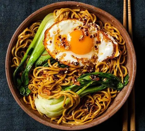 Hình ảnh Mì Trộn Trứng Ốp La