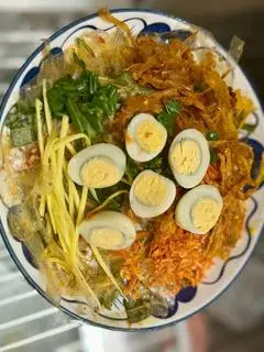 Hình ảnh Bánh Tráng Trộn Truyền Thống Full Topping