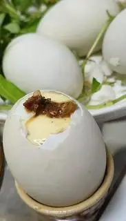 Hình ảnh 10trung vịt dữa nước chín, đặt mới luộc để đảm bảo tưoi ngon