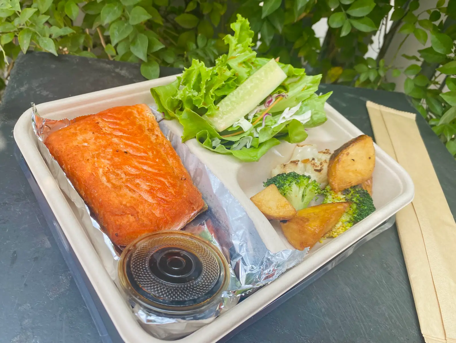 Hình ảnh cá hồi ( 150g ) nướng sốt teri ăn kèm salad và rau củ nướng
