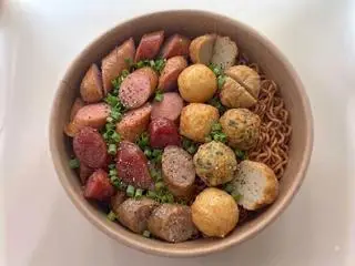 Hình ảnh Mì trộn xúc xích - cá viên chiên