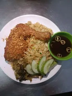 Hình ảnh cơm gà sốt mắm tỏi