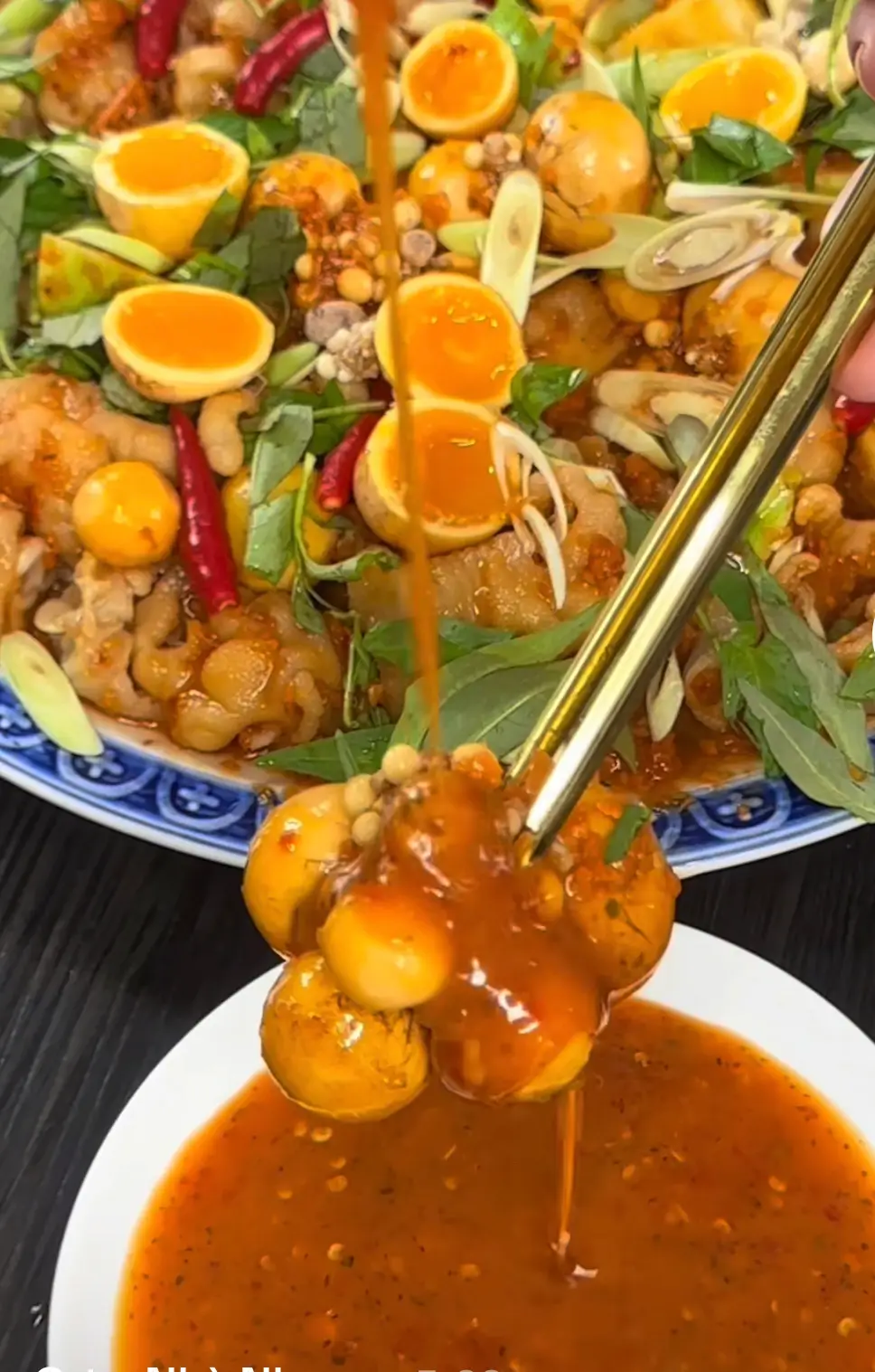 Hình ảnh Chân Gà Sốt Thái Mix Trứng Non size S