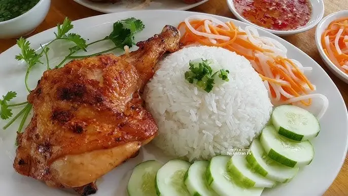 Hình ảnh Cơm Đùi gà da giòn tẩm sốt