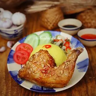Hình ảnh Cơm Gà Mắm Tỏi (Đùi Góc 4)  + Trứng Ốp La + Canh