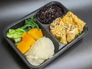 Hình ảnh Trứng cuộn Cá Ngừ + cơm gạo lứt + rau củ mix