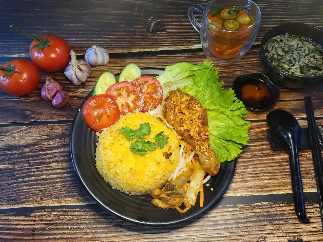 Hình ảnh Cơm đùi gà chiên sốt mắm tỏi