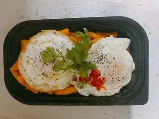 Hình ảnh Nui xào trứng lòng đào - 2 trứng