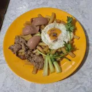 Hình ảnh  Nui xào bò.trứng . xúc xích 