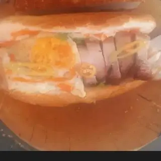 Hình ảnh bánh mì heo quay ốp la
