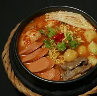 Hình ảnh Mỳ cay kim chi viên xúc xích Bò Nấm