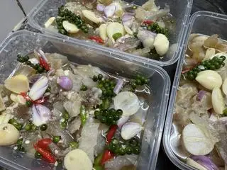 Hình ảnh Gân bò ngâm mắm tỏi hộp lớn