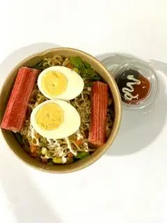 Hình ảnh Mì trộn trứng thanh cua rau củ