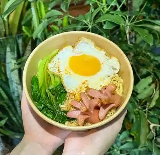 Hình ảnh Mì Trộn Indomie xúc xích - trứng lòng đào