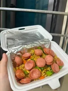 Hình ảnh Mỳ Trộn Xúc Xích