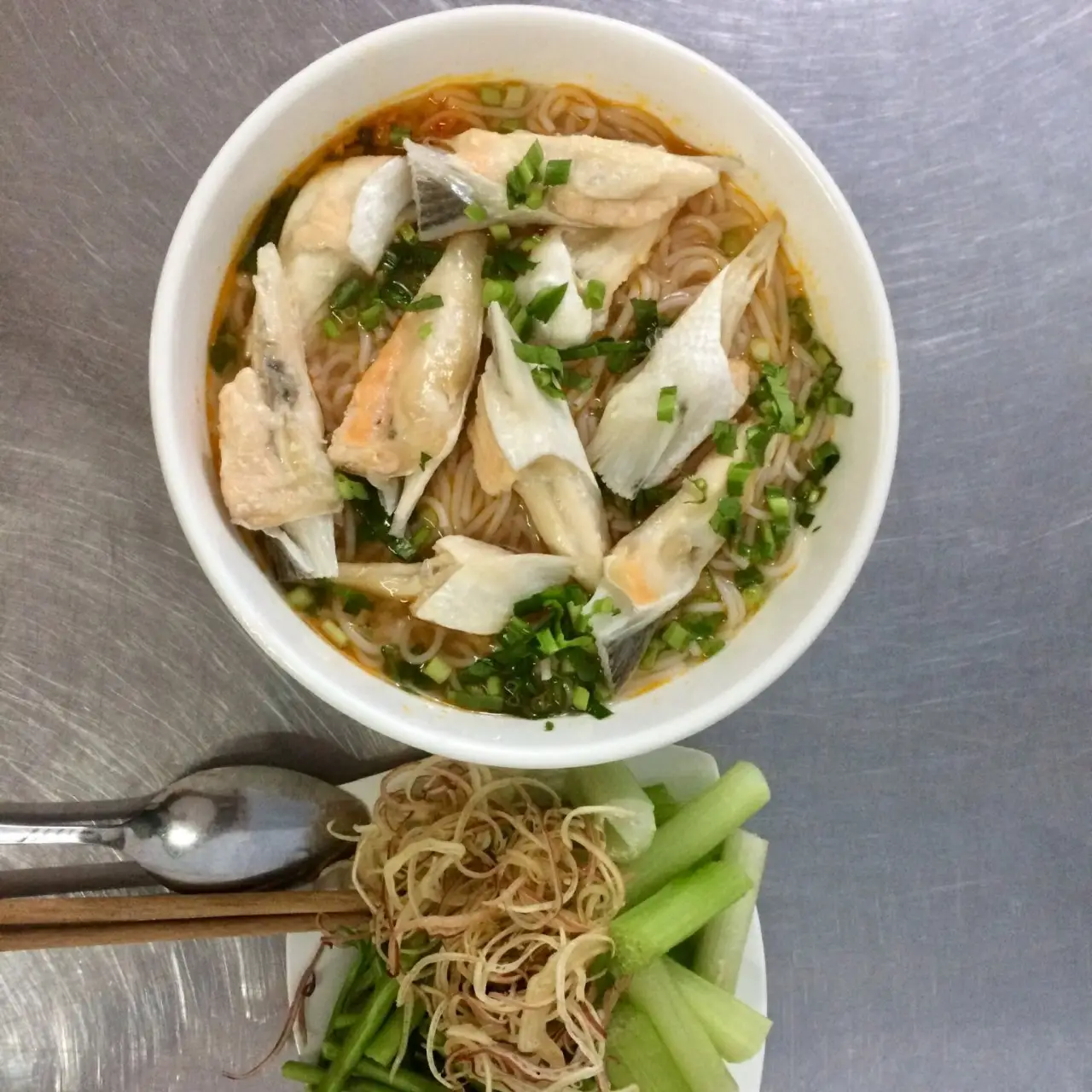 Hình ảnh Mỳ thái vây cá hồi