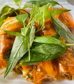 Hình ảnh Bánh tráng đỏ cuốn bơ