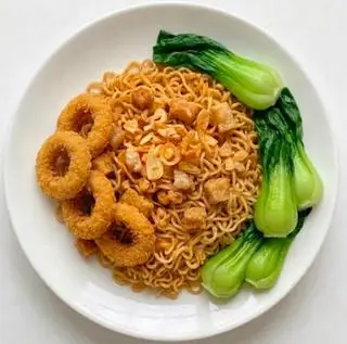 Hình ảnh Mì trộn tóp mỡ gà vòng chiên
