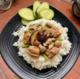 Hình ảnh Cơm gà xào nấm