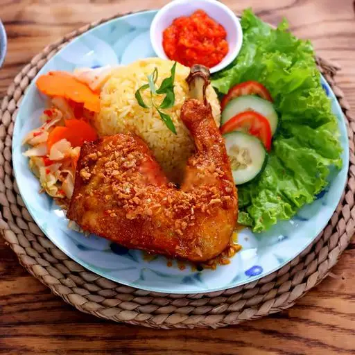 Hình ảnh Cơm gà xối mỡ xốt mắm tỏi