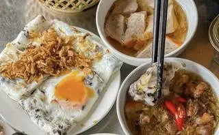 Hình ảnh bánh cuốn trứng chín 1 quả