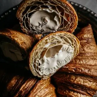 Hình ảnh Bánh Croissant Nhân Kem Tiramisu Cà Phê (BANU00004)