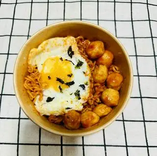 Hình ảnh Mì trộn sốt cay cá viên - trứng chiên