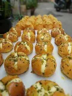 Hình ảnh Bánh mì phô mai mini 3 cam - 2 bơ tỏi