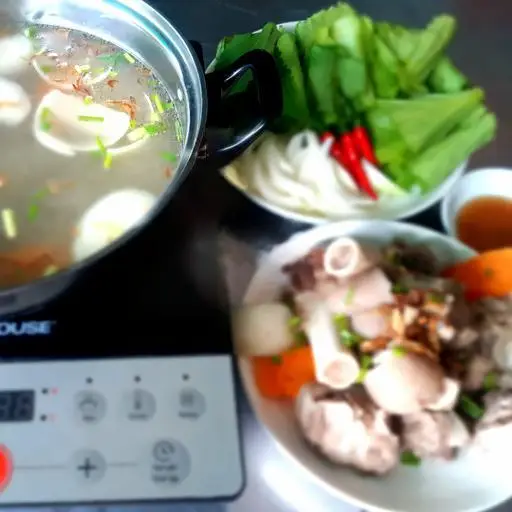 Hình ảnh Lẩu đuôi heo xí quách nhỏ( 1 xương ống chặt đôi +150g đuôi heo)