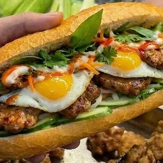 Hình ảnh Bánh mì Thịt Nướng + Trứng ốp la