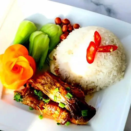 Hình ảnh Cơm tấm cá basa kho tộ