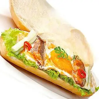 Hình ảnh Bánh Mì Cá Mòi + Ốp La