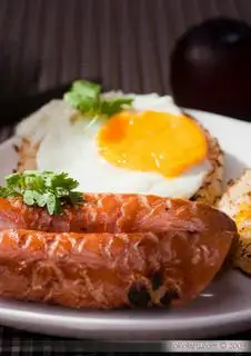 Hình ảnh cơm chiên trứng ốp la xúc xích