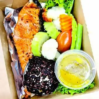 Hình ảnh Cơm lức cá hồi áp chảo 