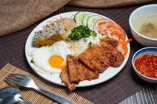 Hình ảnh Cơm tấm sườn bì chả ốp la