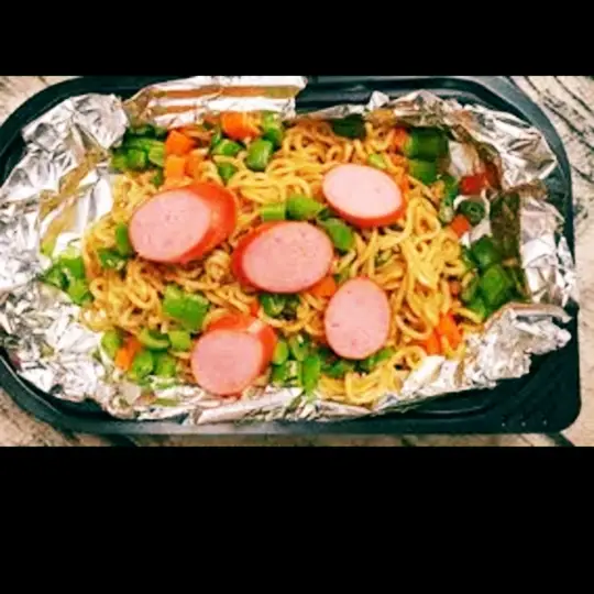 Hình ảnh Mì trộn Indomie xúc xích