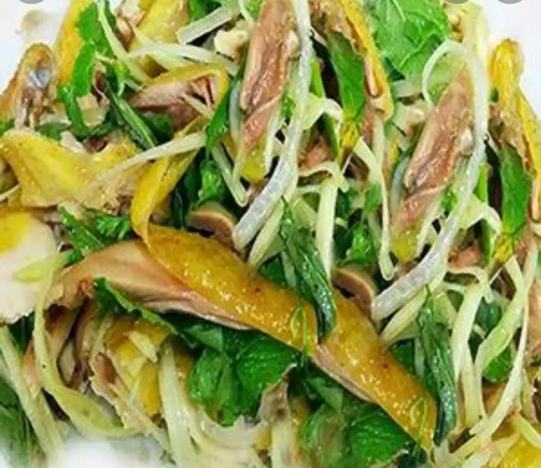 Hình ảnh Gà nguyên con xé trộn rau răm hành tây
