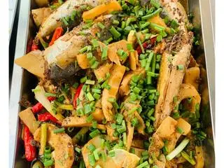 Hình ảnh cơm cá kho măng