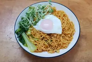 Hình ảnh mỳ trứng trần cay tê