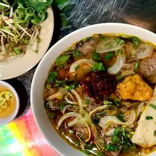 Hình ảnh Bún bò gân - chả thẻ