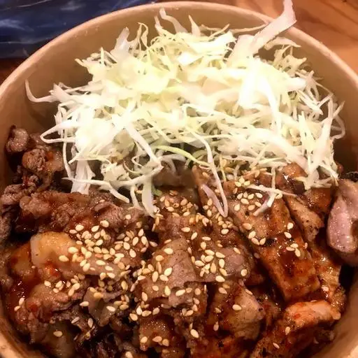 Hình ảnh Cơm thịt bò - lợn nướng−牛＋豚ロース丼