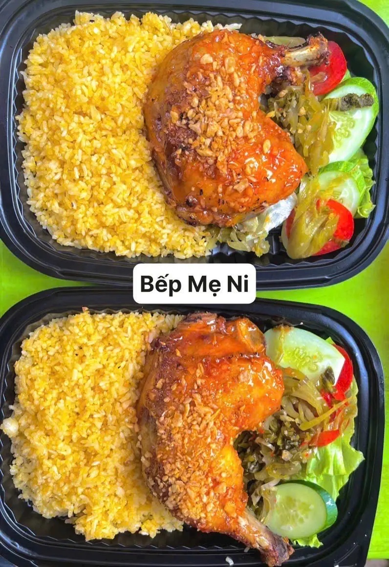 Hình ảnh Cơm gà mắm tỏi - đùi góc tư