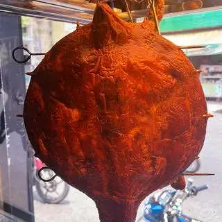 Hình ảnh  1/2 con VỊT QUAY DA GIÒN RÚT XƯƠNG kèm 3 bánh bao,rau sống,dưa leo,dưa chua,nước chấm