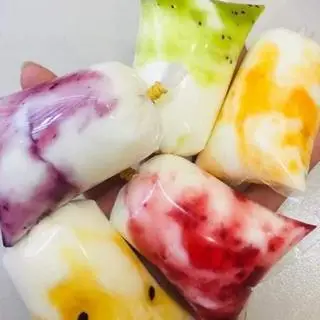 Hình ảnh sữa chua làm từ sữa bò tươi