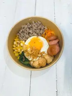 Hình ảnh Đặt biệt mì trộn cá viên, xúc xích, thịt bò