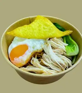 Hình ảnh Hủ tiếu trộn gà xé - bò viên  - trứng