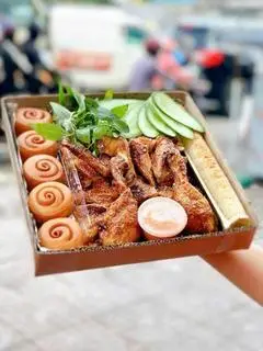 Hình ảnh Gà Nướng Nguyên Con + 5 Bánh Bao+ 1 Cơm Lam