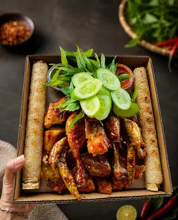 Hình ảnh 1 con gà nướng + 2 ống cơm lam