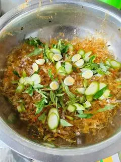 Hình ảnh Bánh tráng trộn sợi mỡ hành cóc